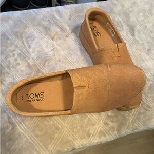 TOMS women’s Tan platform Slip-On Loafer